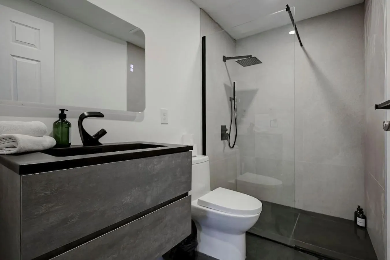 Elegant 4 Bedroom Residence In Downtown Mtl Zh6 Montreal